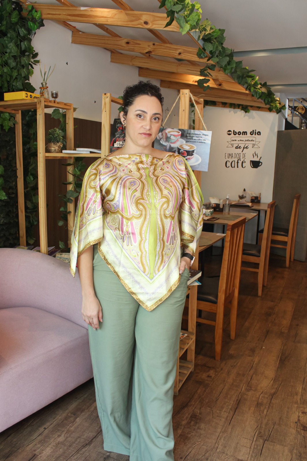 Jaqueline Sousa em ambiente profissional