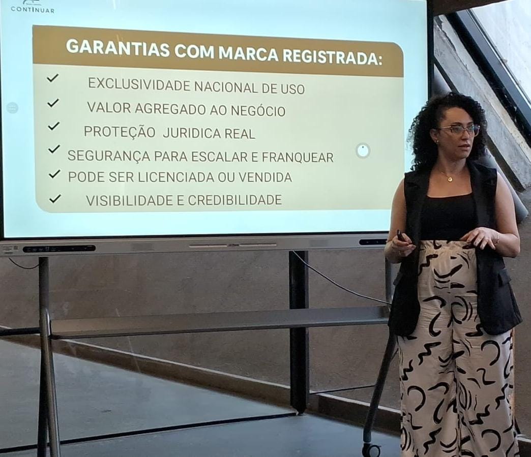 Jaqueline apresentando conteúdo sobre garantias de uma marca registrada